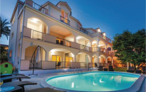  Three-Bedroom Apartment Kastel Stafilic with an Outdoor Swimming Pool 07  Каштел Камбеловац